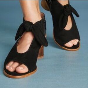 BERNARDO Luna Suede Heels Black Size 7 Peep Toe Shootie